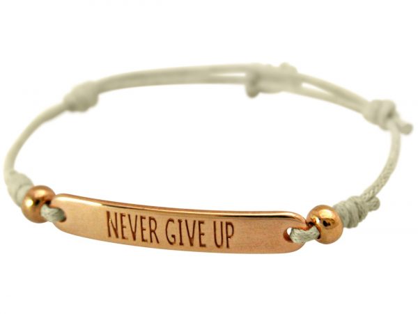 GEMSHINE Damen Knotenarmband mit Gravur NEVER GIVE UP in rose Vergoldet. Größenverstellbare beige Kordel und Hand Charm - Made in München / Germany - Im eleganten Schmucketui mit Geschenkverpackung.