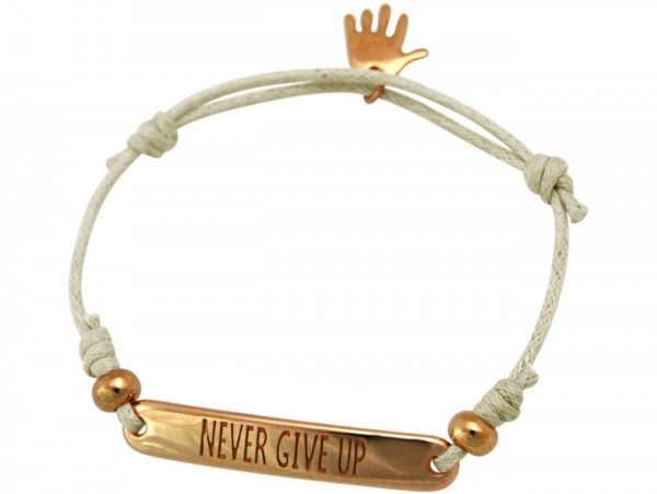 GEMSHINE Damen Knotenarmband mit Gravur NEVER GIVE UP in rose Vergoldet. Größenverstellbare beige Kordel und Hand Charm - Made in München / Germany - Im eleganten Schmucketui mit Geschenkverpackung. – Bild 3