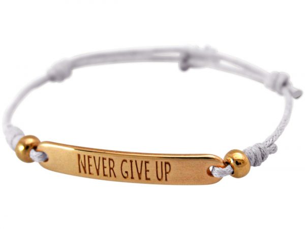 GEMSHINE Damen Knotenarmband mit Gravur NEVER GIVE UP in rose Vergoldet. Größenverstellbare graue Kordel und Hand Charm - Made in München / Germany - Im eleganten Schmucketui mit Geschenkverpackung. – Bild 3