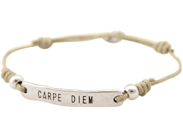 GEMSHINE Damenarmband mit Gravur CARPE DIEM in Silber. Größenverstellbares Knotenarmband mit beige Kordel und Hand Charm - Made in München / Germany - Im eleganten Schmucketui mit Geschenkverpackung.