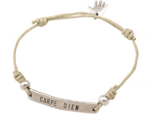 GEMSHINE Damenarmband mit Gravur CARPE DIEM in Silber. Größenverstellbares Knotenarmband mit beige Kordel und Hand Charm - Made in München / Germany - Im eleganten Schmucketui mit Geschenkverpackung. – Bild 3