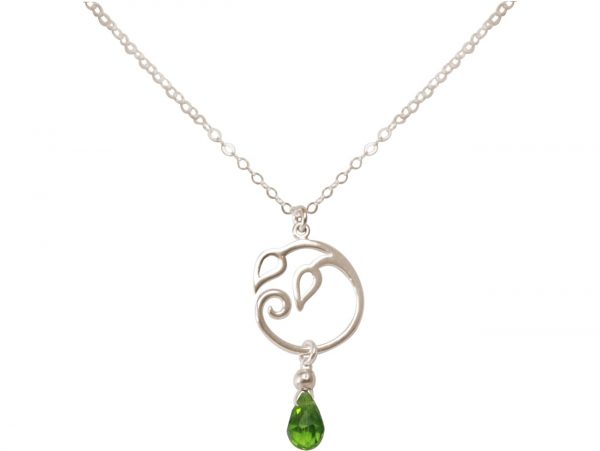 GEMSHINE Damenhalskette aus 925 Silber mit YOGA Lotusblume und Peridot Tropfen. Edelstein hervorragender Qualität und Farbe. Made in Madrid / Spanien. Im eleganten Schmucketui mit Geschenkverpackung.